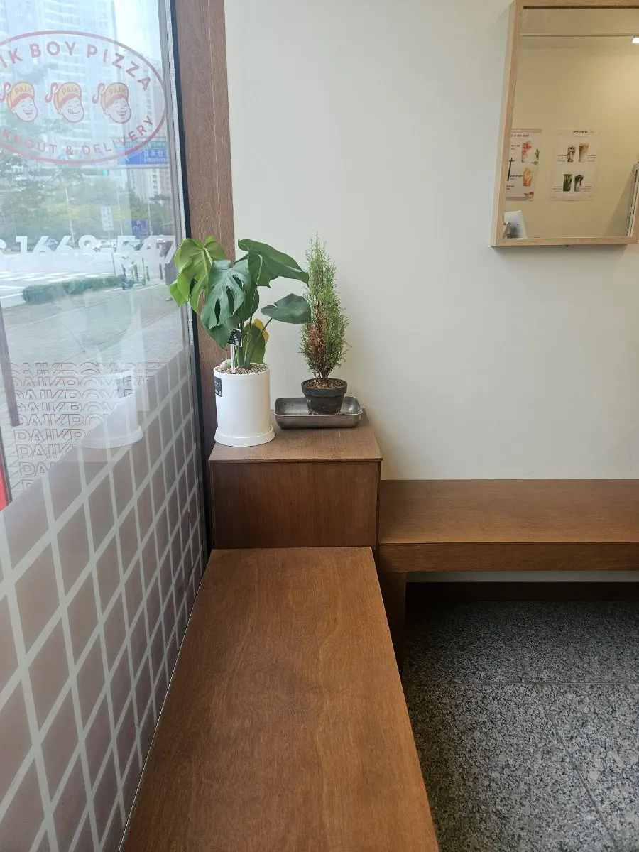 Cozy, clean interior of Jinsim Castella Gimpo Gurae Main Branch
