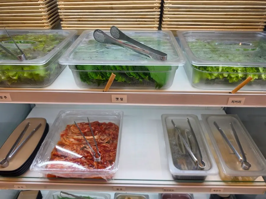Menu board with set meals and à la carte items