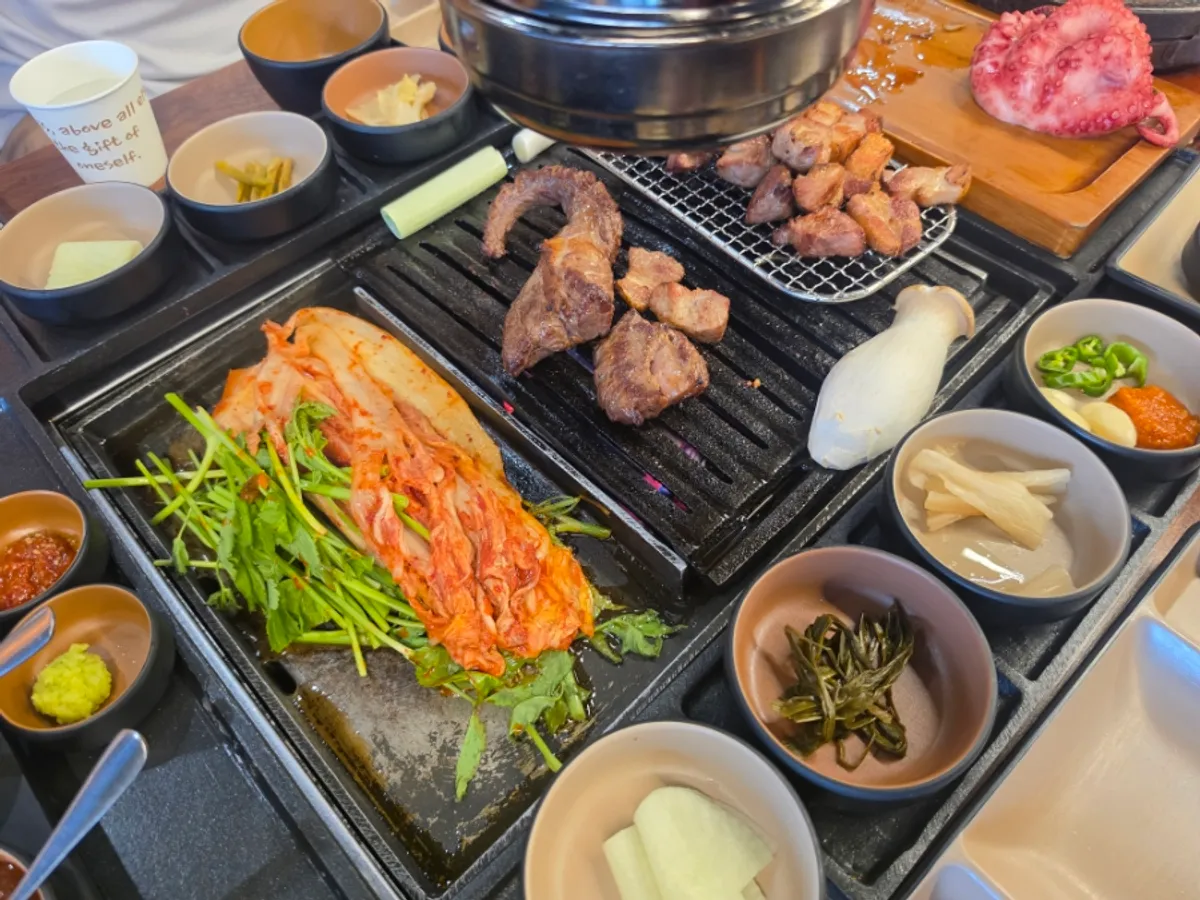 노릇하게 구워진 한돈 삼겹살