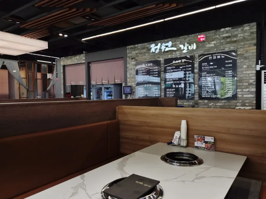 칸막이가 있는 정원갈비 김포본점 테이블석
