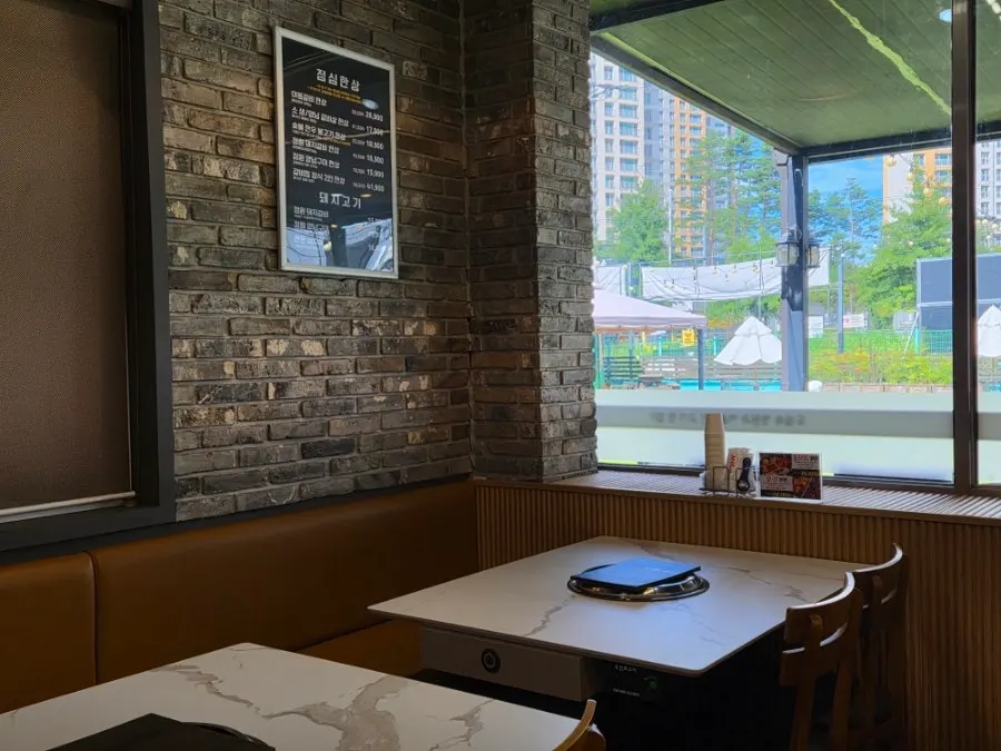 여러 명이 앉을 수 있는 정원갈비 단체석