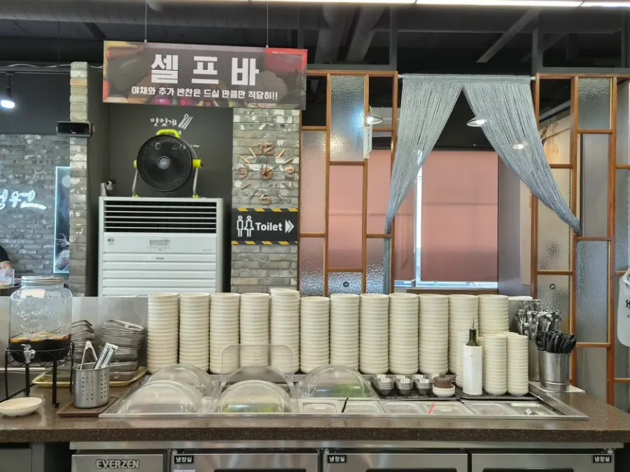 쌈채소와 기본 반찬이 놓인 정원갈비 셀프바