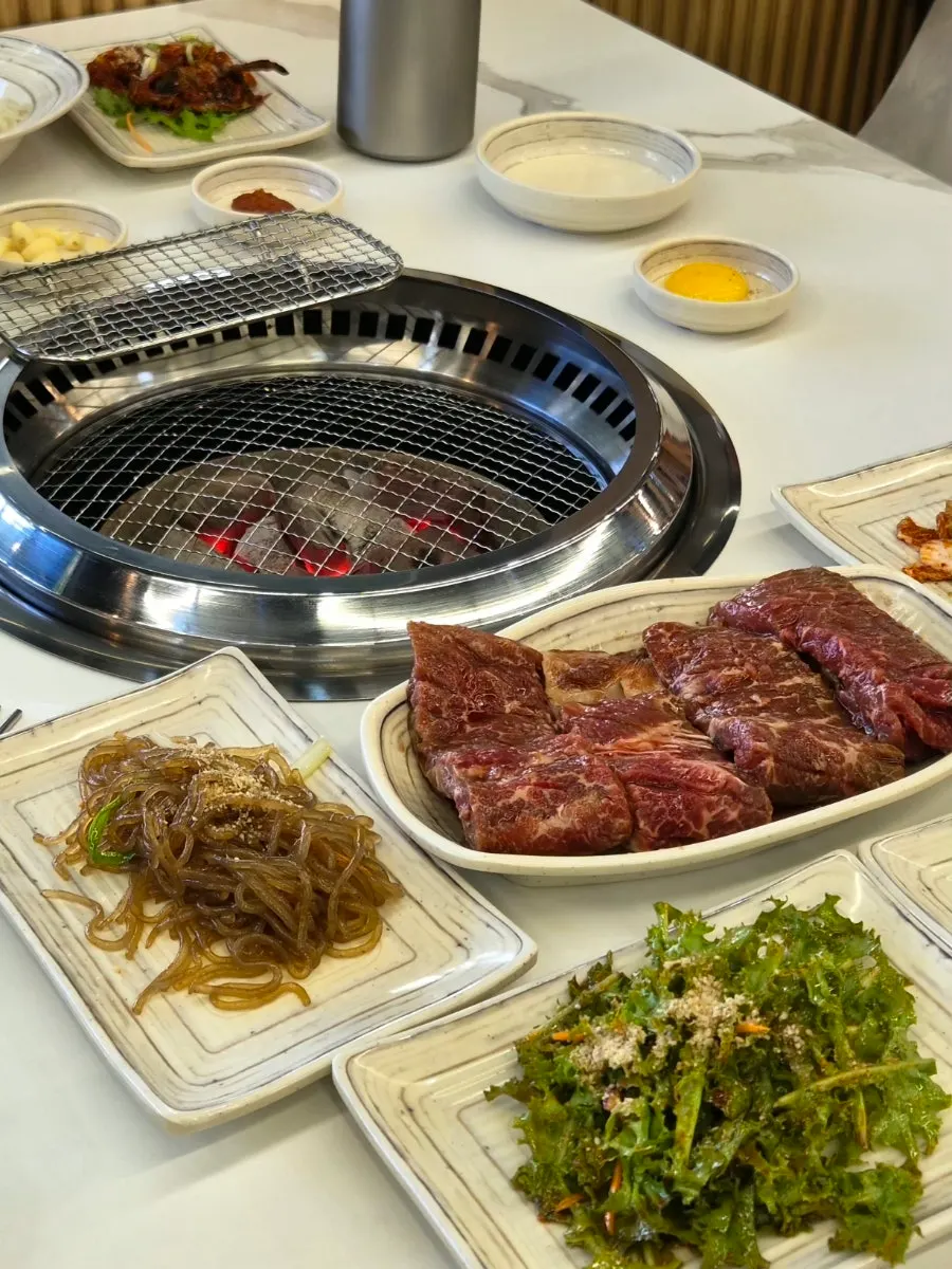 이동갈비 한상과 함께 차려진 기본 반찬