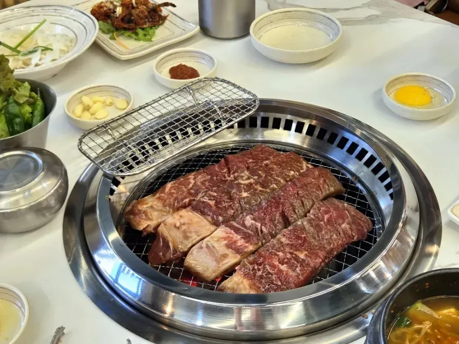 숯불 위에서 익어가는 이동갈비
