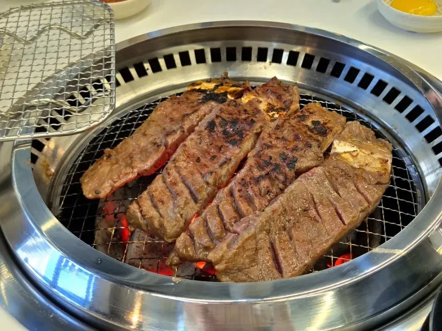 노릇하게 구워진 살치살 이동갈비