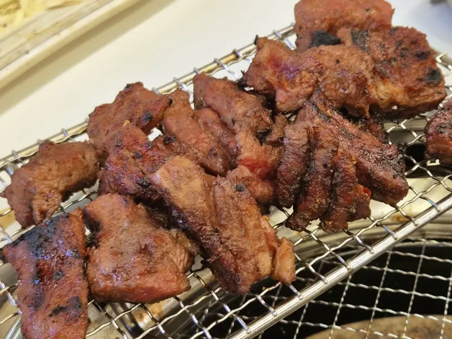 불판 한켠에 올려둔 구운 이동갈비