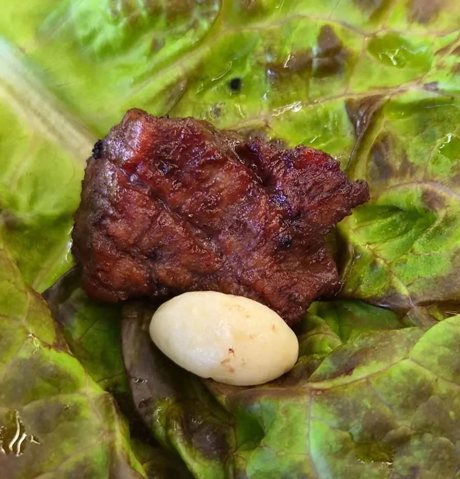 계란 소스에 찍은 이동갈비 한 점