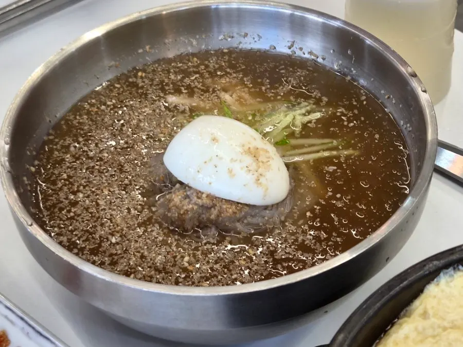 후식으로 나온 우렁 된장찌개와 공기밥