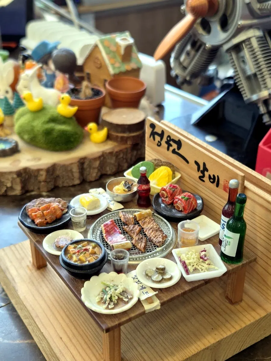 매장 한켠에 놓인 미니어쳐 장식