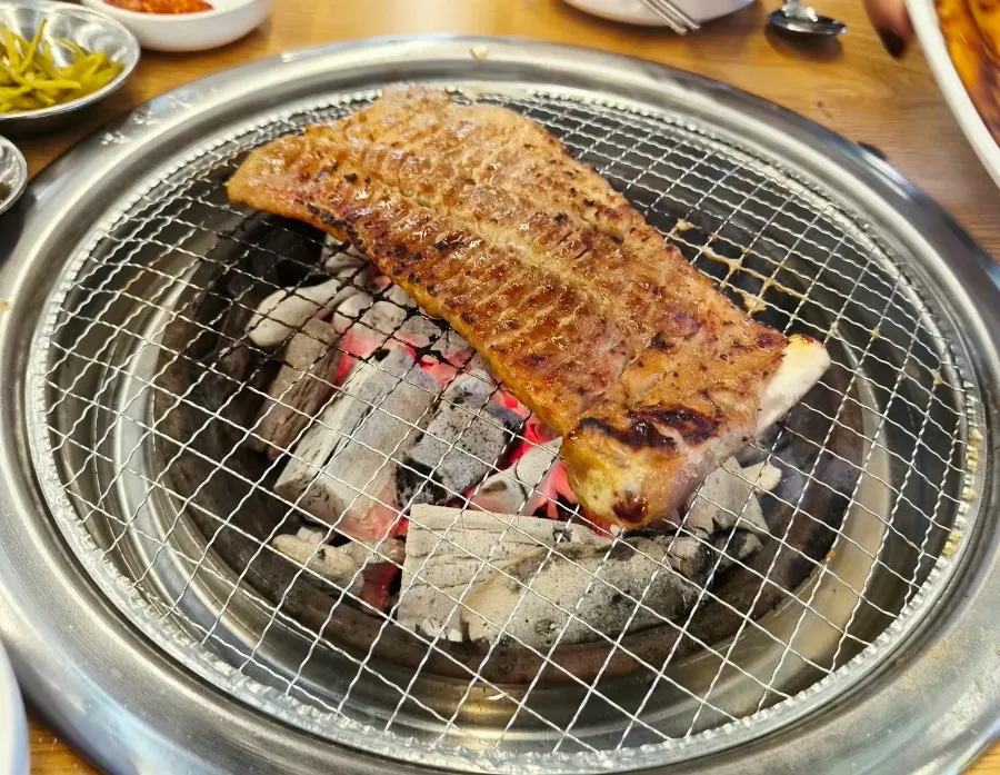 Charcoal-grilled pork ribs cut into bite-sized pieces