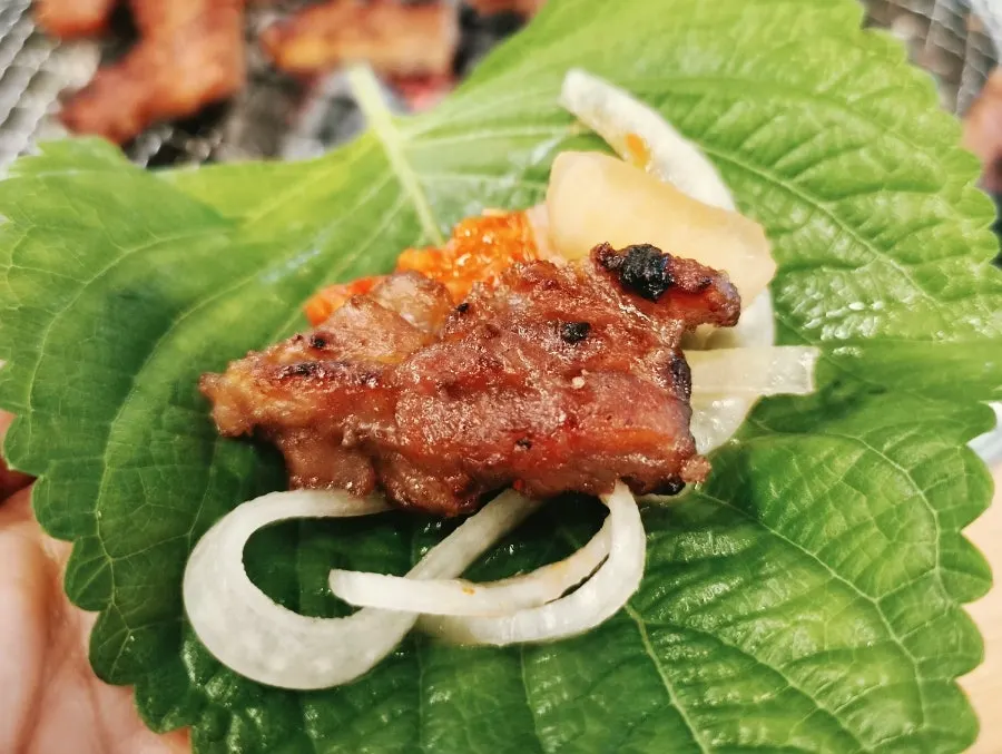 Lettuce wrap with pork ribs and onion