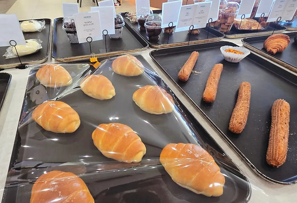 더 닐라이 빵 진열대 가까이 본 모습