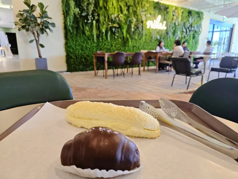길쭉한 크림빵 한 개