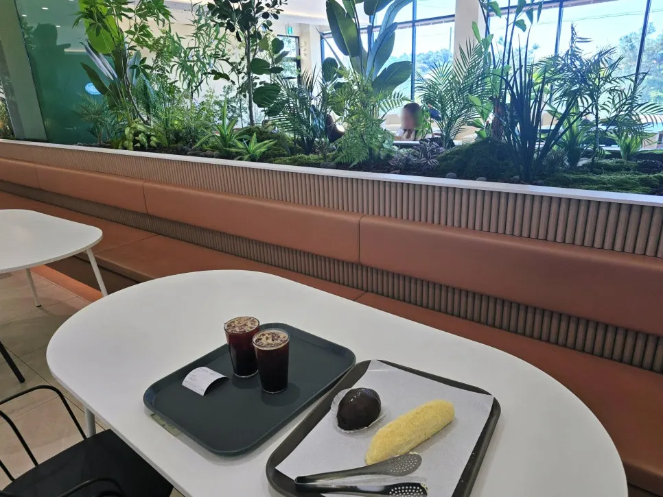 반쯤 먹은 길쭉한 크림빵 단면