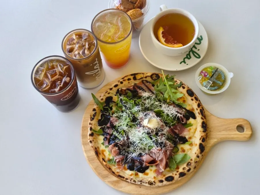 Pizza topped with prosciutto and rocket