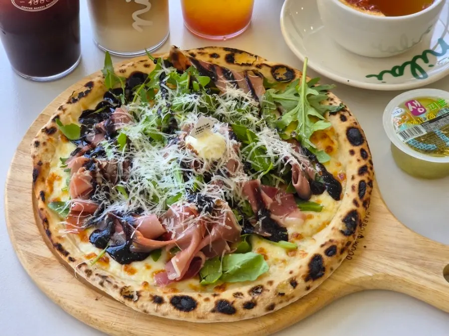 Close-up of the prosciutto & rocket pizza with cheese