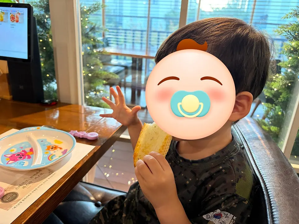 부드러운 식전 마늘빵 세 조각