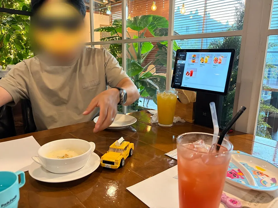 레스토랑 폴리아 오렌지주스와 자몽주스