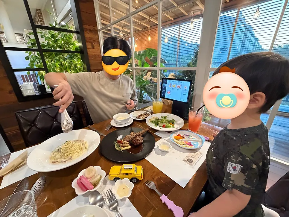레스토랑 폴리아 주문 메뉴가 놓인 테이블