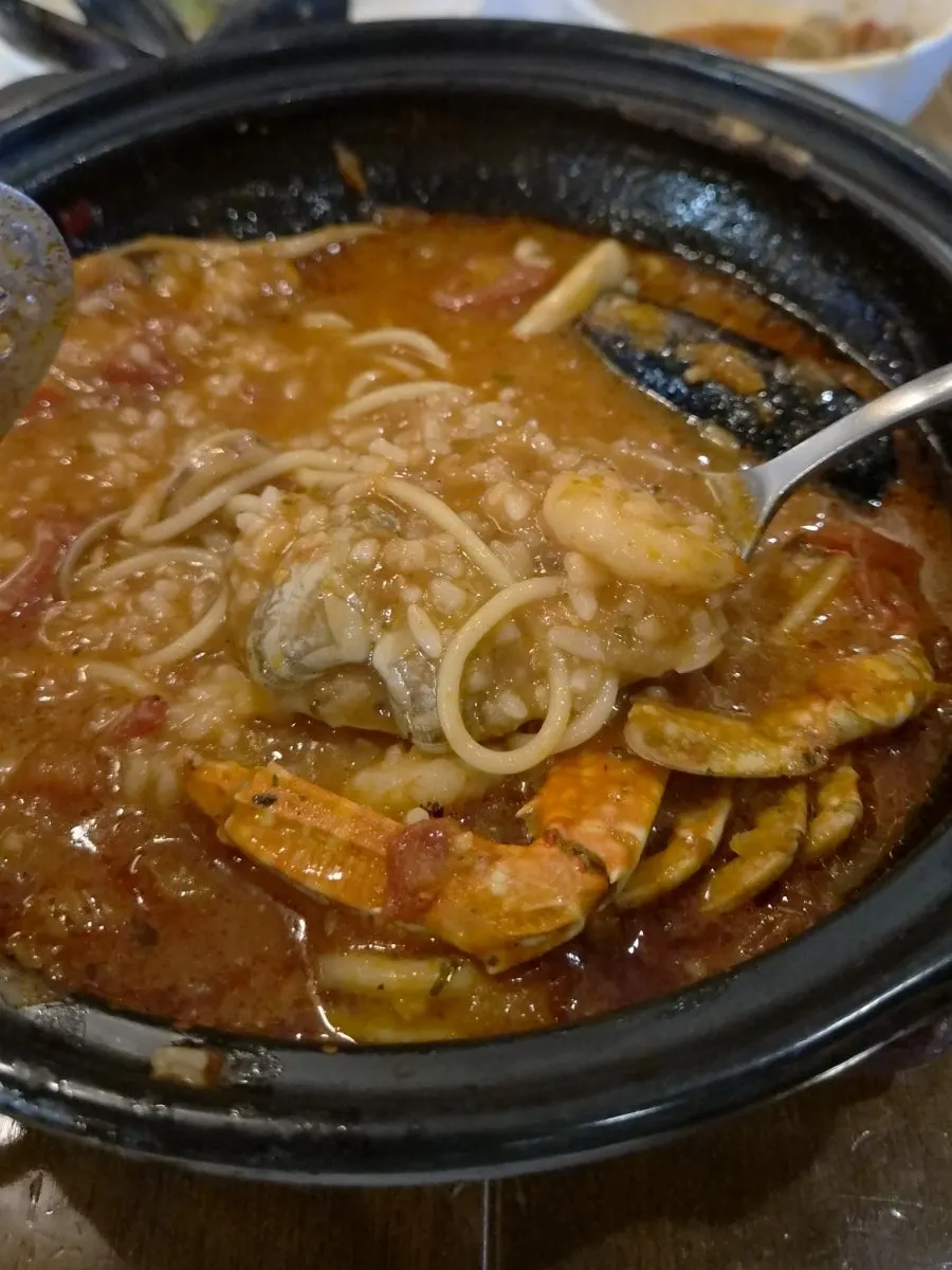 뚝배기에 담긴 꽃게 빼쉐 파스타
