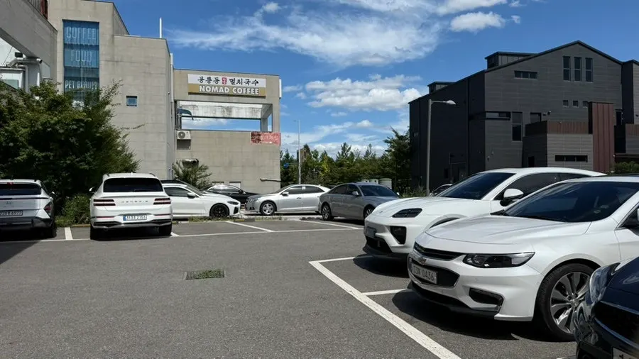 영업시간과 주차 안내가 이어지는 매장 이미지