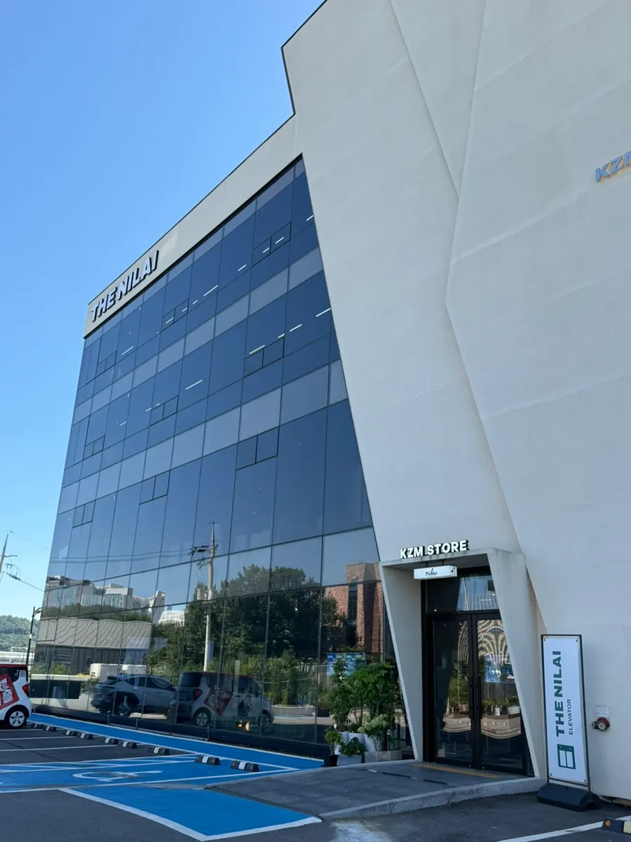 더 닐라이 건물에 입점한 카즈미 캠핑 매장
