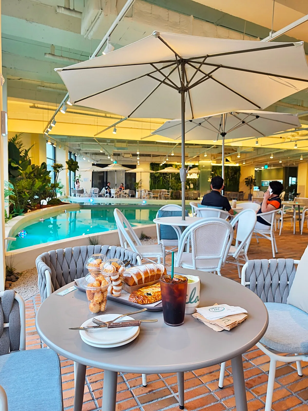 The Nillai, a large Gimpo café, visited on a rainy day