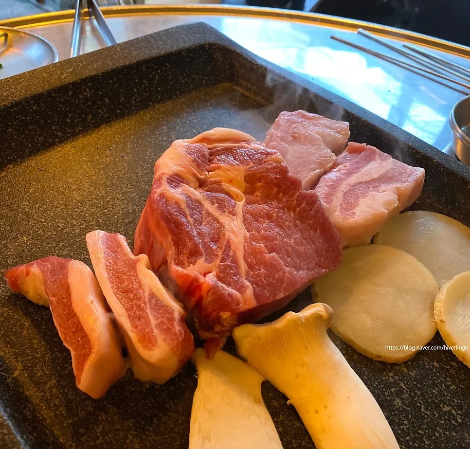 불판에 올린 도톰한 숙성 돼지고기