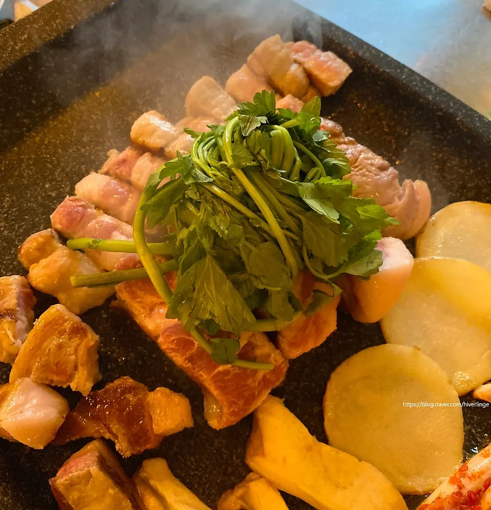 고기 위에 올린 신선한 미나리