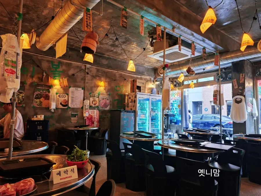Table and grill seating at Gim Sukseong Seongnae Branch