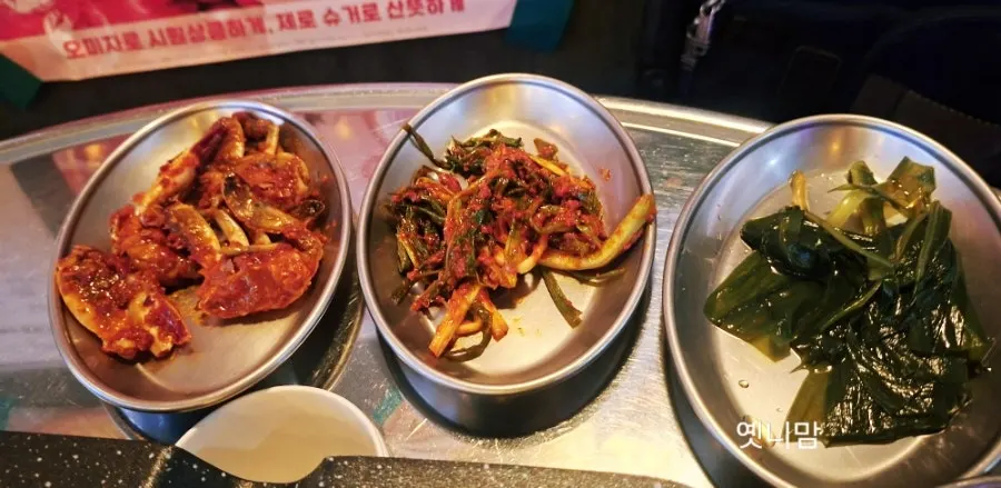 Basic side dishes: seasoned crab, green onion kimchi, and myeong-i namul