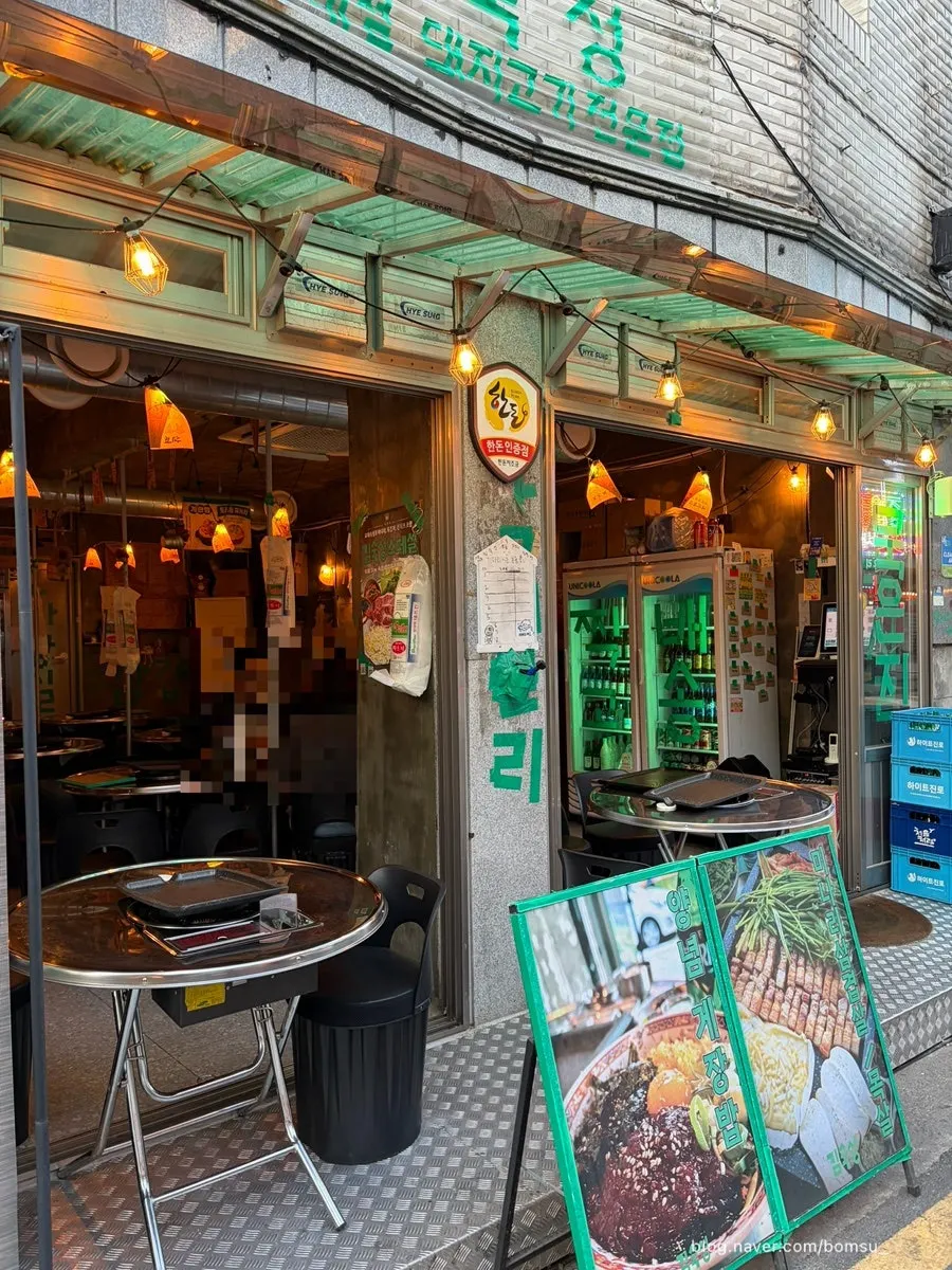 Semi-outdoor seating in front of Gim Sukseong Seongnae Branch
