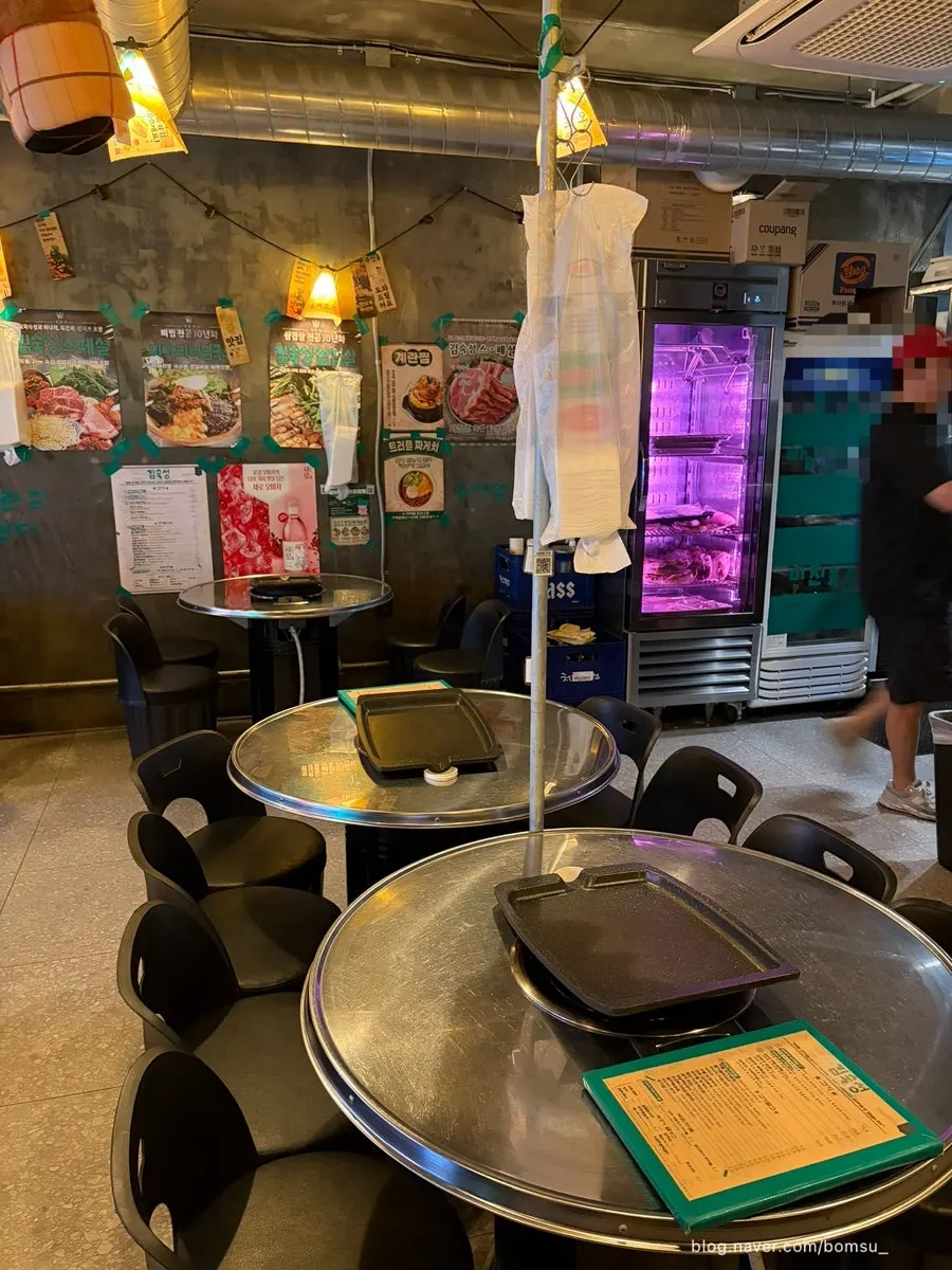 Interior of Gim Sukseong Seongnae Branch with many tables