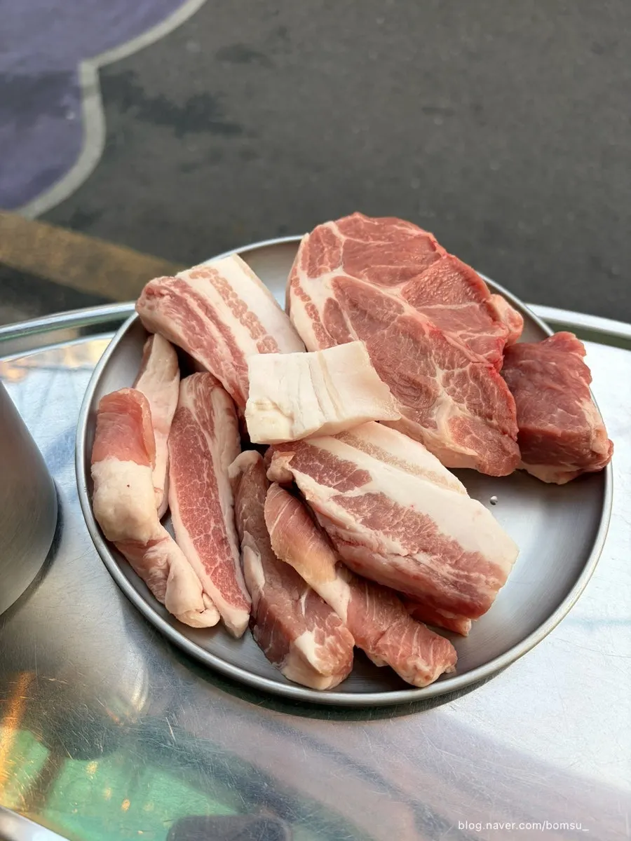 A plate of raw meat for the Gim Sukseong Special 2, over 570g