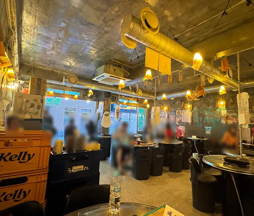 Retro old-school tavern-style interior of Gim Sukseong Seongnae Branch