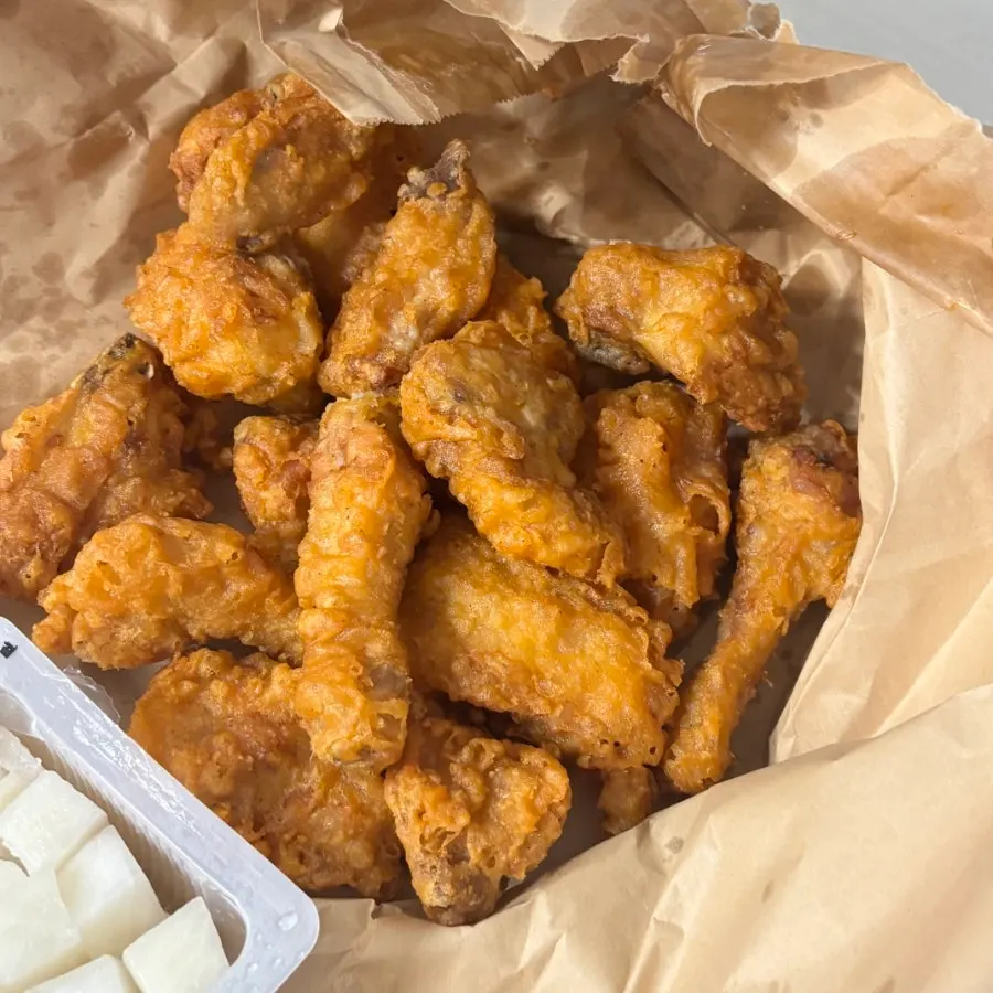 후라이드치킨 닭다리 조각