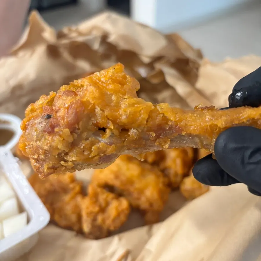후라이드치킨을 겨자소스에 찍은 모습