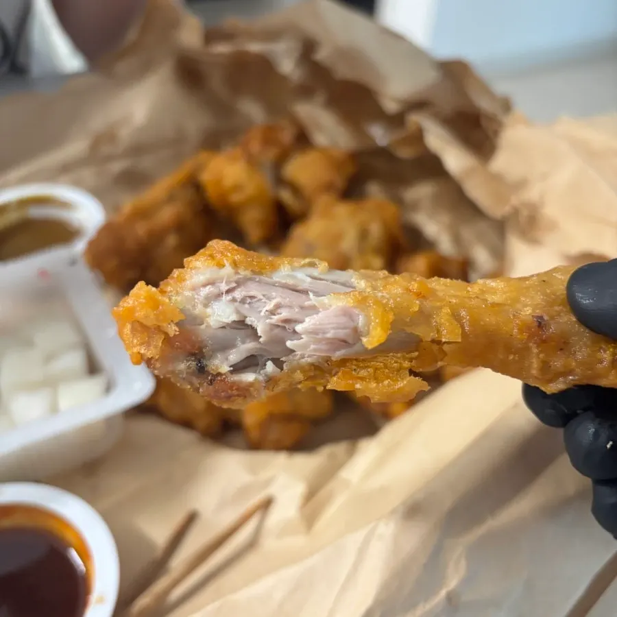 양념치킨소스에 찍은 후라이드치킨