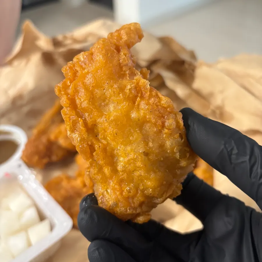 닭강정과 후라이드치킨을 함께 차린 상