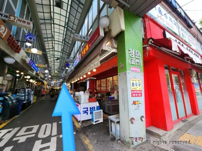 엄마가 사온 매운맛 닭강정 한 접시