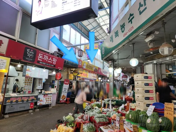 동원시장 안 김씨치킨 가게 앞