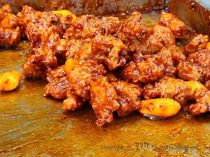 통닭과 부위별 메뉴가 적힌 안내