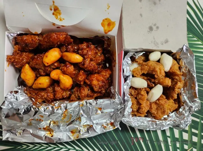 후라이드 순살과 매운맛 닭강정 두 종류