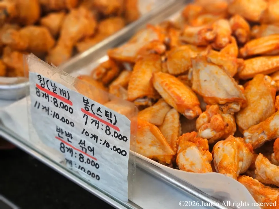 김씨치킨 매장 진열대와 치킨