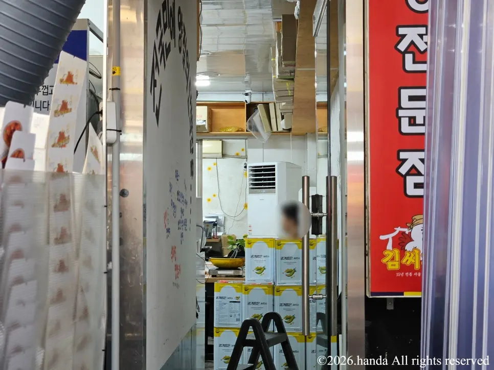 김씨치킨 홀 좌석 내부