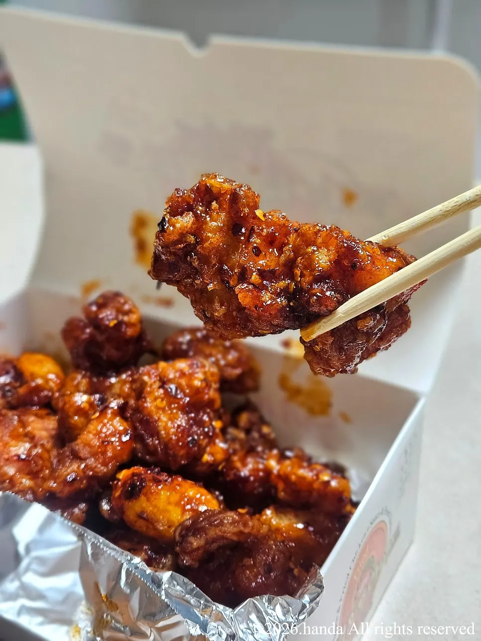 매운맛 양념이 묻은 닭강정 클로즈업