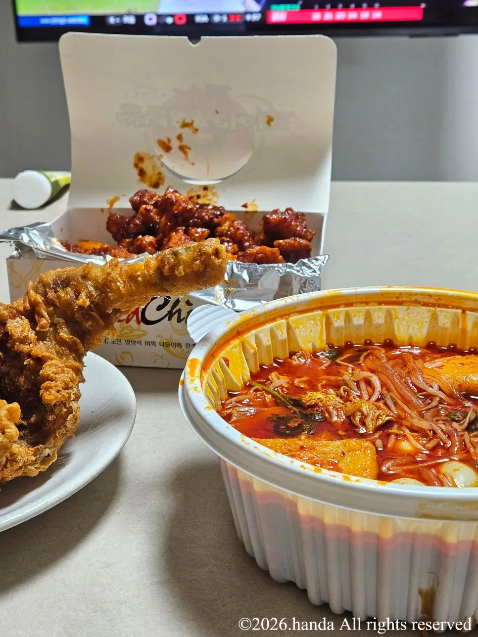 식어도 촉촉한 닭강정 한 조각