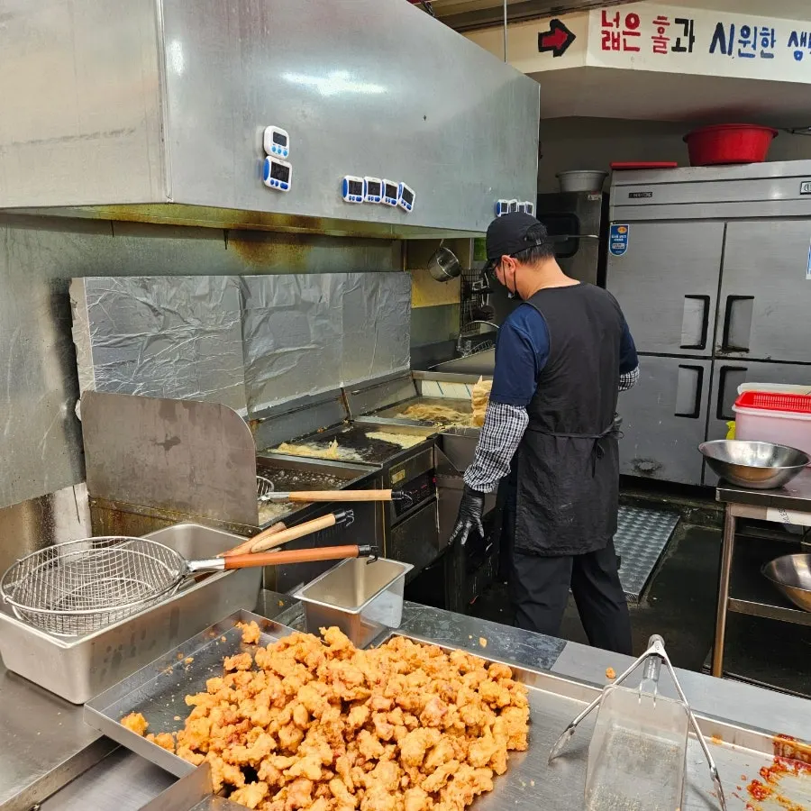 철판에서 양념에 버무려지는 닭강정