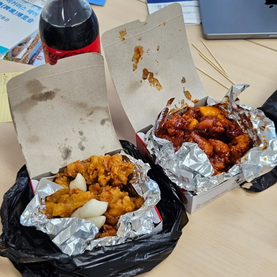 주문 즉시 조리 중인 시장 치킨집 주방