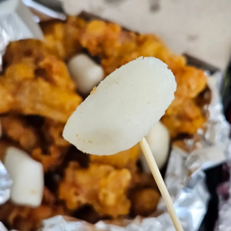 집어 먹기 좋은 순살 치킨 조각